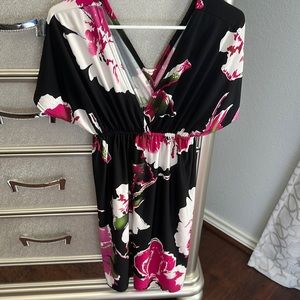 Floral short sleeve dress (size medium/large)